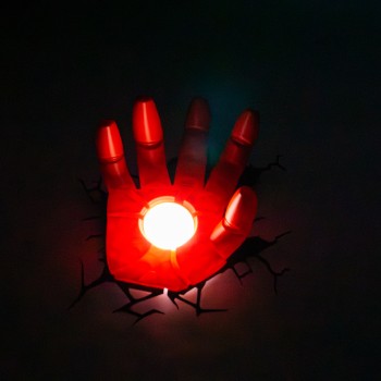 Iron Man 3D Wall Light – Διακοσμητικό Φωτιστικό Τοίχου με Εφέ "Ρωγμής"